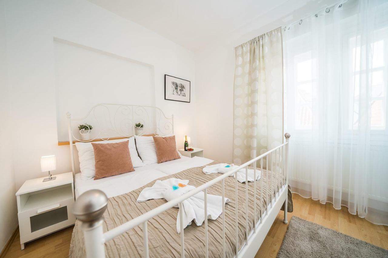 פראג Apartments Pushkin מראה חיצוני תמונה